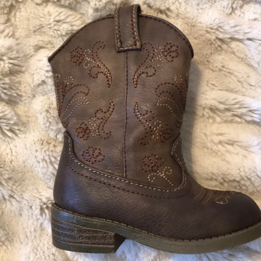 ❌Sold❌❌Cat & Jack size 5 Boots never worn